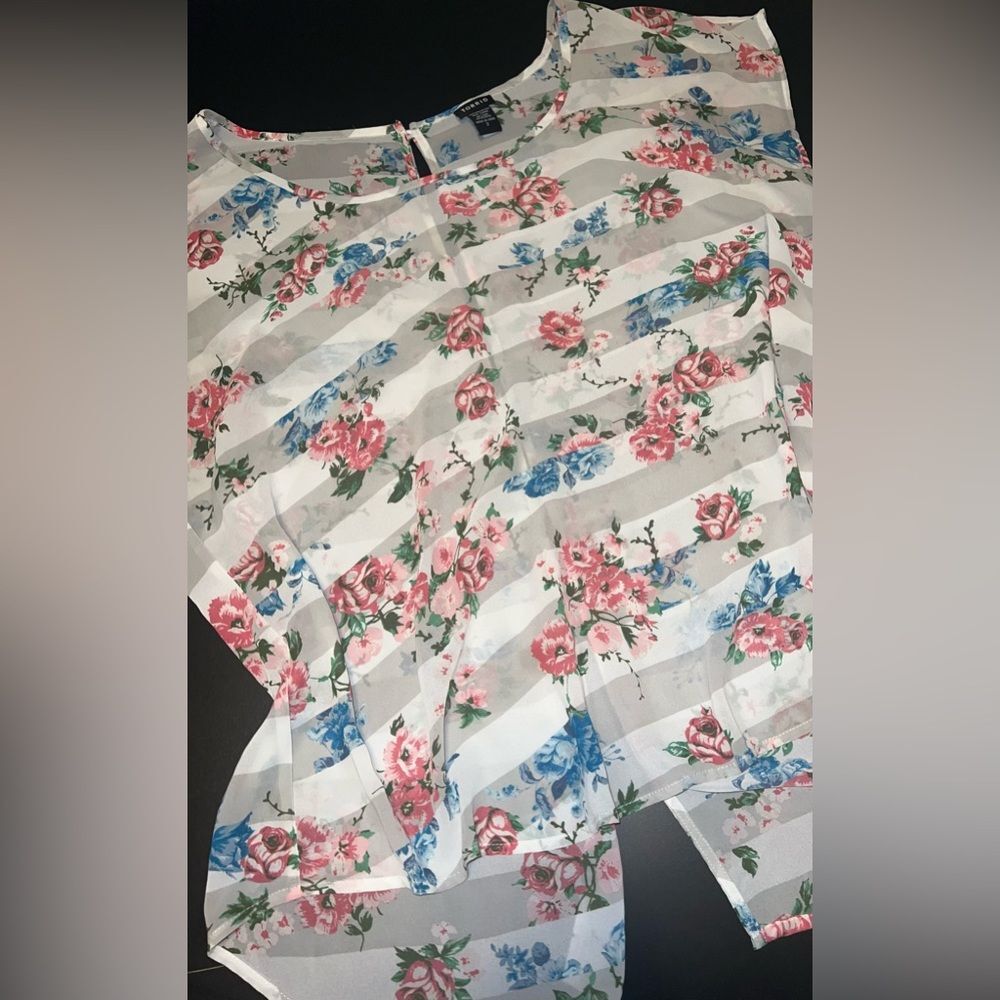 Torrid floral Sheer Top With Slit in back Size 1 EUC
